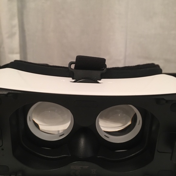 Samsung Gear VR Oculus Headset - Picture 2 of 7